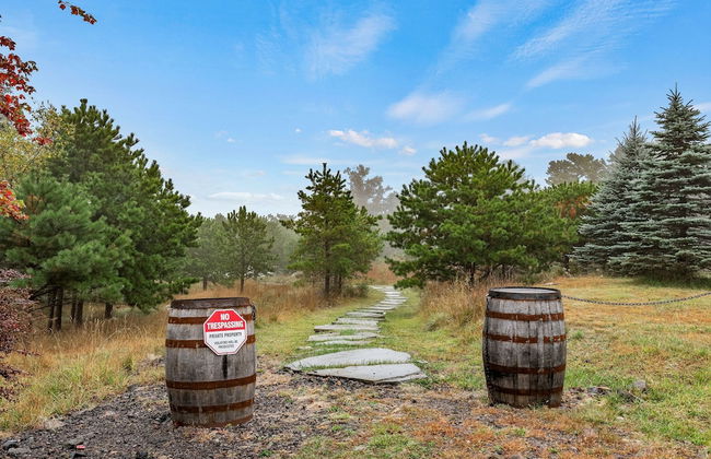 Inn the Poconos by Avantstay Private Lake Access Enclosed Hot Tub - Photo 49