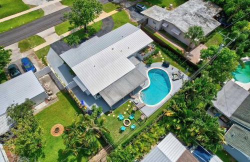 Eagle's Way with Firepit Heated Pool and Sunroom Near BEACH - Foto 34