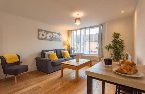Cosy & Bright 2 Bedroom Apartment in Newbury Town Centre - SLEEPS 7 - Foto 2