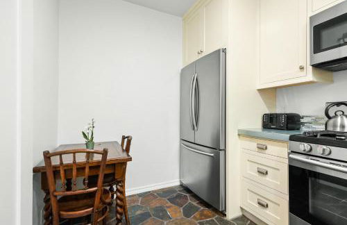 Santa Barbara Beach Cottage - Photo 26