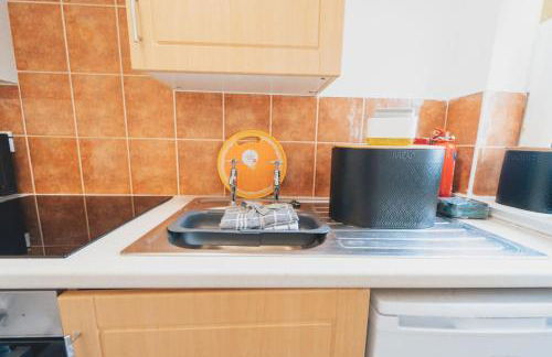 Top Floor 1BR Wishaw Flat with Parking - Foto 17