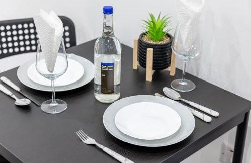 ROOMS NEAR ME - Entire place, kitchen & washroom with amenities, smart tv, fast Wifi, parking nearby - Foto 19