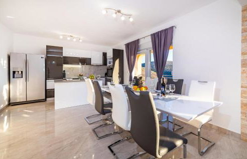 Awesome Home In Modric - Photo 27