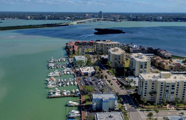 2 Bedroom Waterfront Pool Side - Photo 9