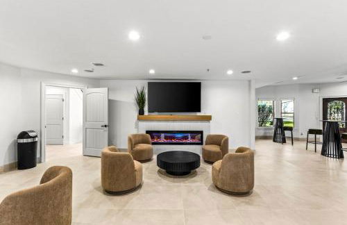 The LUX at West Event & Stay, Pool, Golf & Pickle - Foto 12