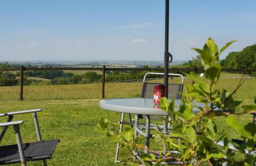 Cosy Off Grid Shepherds Hut with Wood Fired Hot Tub - Photo 2