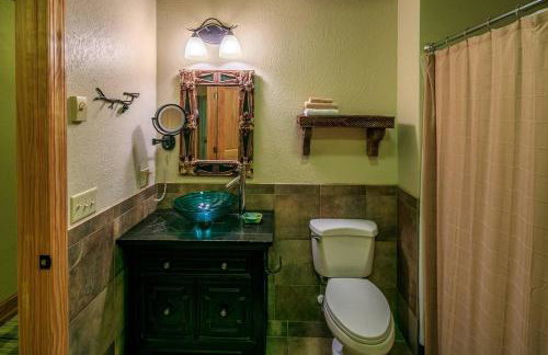 Luxury Riverfront Lodge - Sleeps 12, VIEWS, Fireplaces, Dogs OK - Photo 52