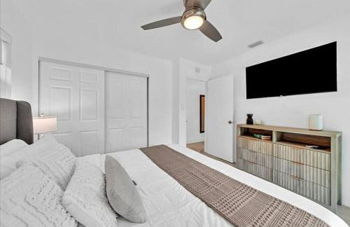 Sunny Days Getaway, 5BD Heated Pool Family Home! - Foto 38