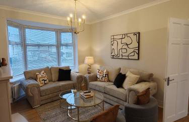 NEW 4 Beds Huge Driveway for LWBs Group Base Willenhall Bilston Junction 10 M6 A454 Keyway Junction A463- Wolverhampton Walsall--Bloxwich - I54 Business Park-Molineux Stadium - BY Samina - ARZ Stays - Regular Work & Long Stays Available - Foto 18