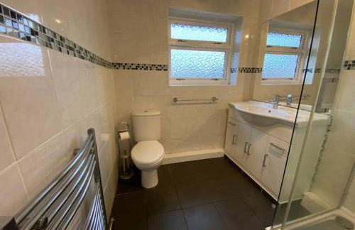 Quiet Secluded two Bedroom Bungalow With Parking - Photo 5