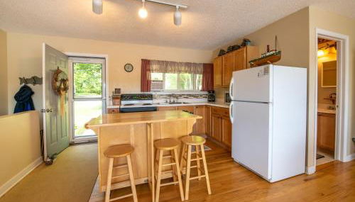 Private Lakefront House On Peaceful Private Lake - Photo 5, stove, pet friendly