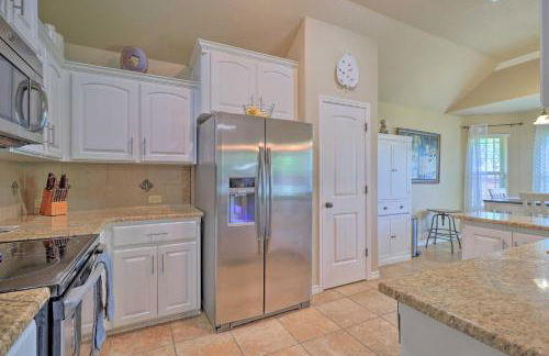 Unwind Fireside! Harker Family Retreat with Yard - Foto 8