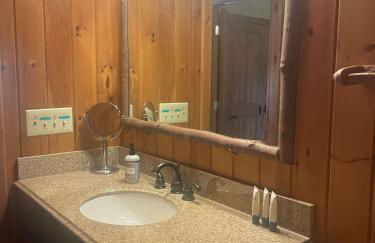 Luxurious Mountain Retreat with Hot Tub Jacuzzi Suite & Wood-Burning Fireplace - 10 Min to Boone - Foto 27