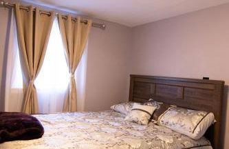 Cozy Roomy family sized apartment on major bus route close to all - Foto 58