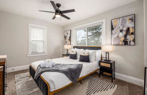 Oakwood Charm Family-Friendly 3BR Getaway - Photo 23