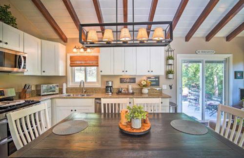 Tree-Lined Twin Peaks Cottage with Custom Stream - Foto 8