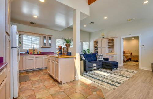 Luxe Pasadena Casita with Fireplace and Grill - Photo 11