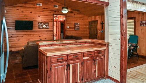 Cozy lakefront cabin with boat house and ramp on T - Photo 2