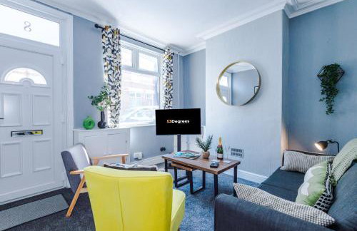 NEW! Spacious 3-Bed Home in Newcastle-under-Lyme by 53 Degrees Property, Ideal for Business, FREE Parking! - Foto 1