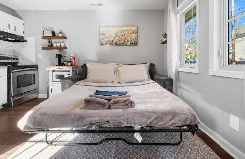 5 Min to Downtown - 7 to Duke - Washer and Dryer - Photo 10