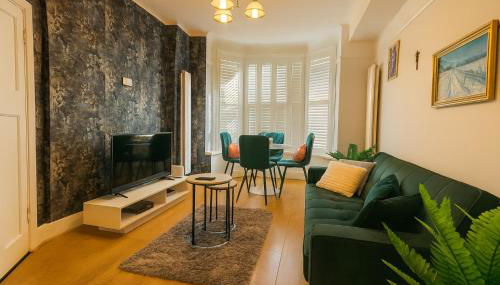 Seren, Free Parking, Close to Train Station, Pool table, sleeps 1-7guests - Foto 3