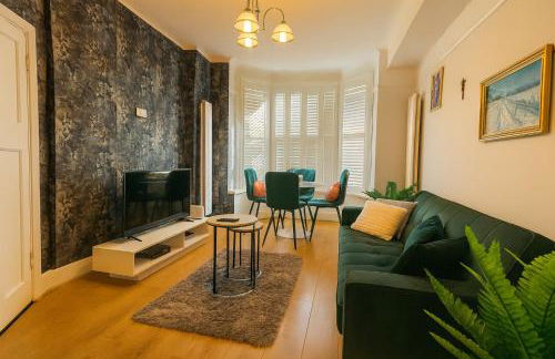 Seren, Free Parking, Close to Train Station, Pool table, sleeps 1-7guests - Foto 3