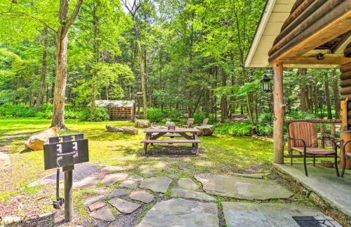 Secluded and Quiet Pocono Mountain Cabin with Hot Tub! - Foto 24