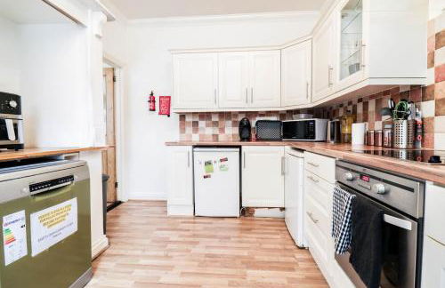 Spacious 4-Bed Home, Perfect Stay with Free WiFi - Foto 30