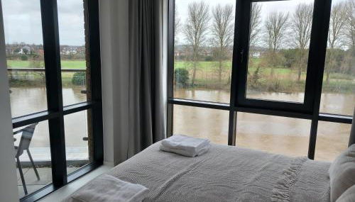 Central Modern and Spacious River view Apartment with parking - Foto 3