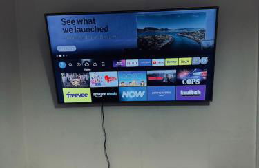 Stylish Wembley Home with Hot Tub, Parking & Garden - Foto 12