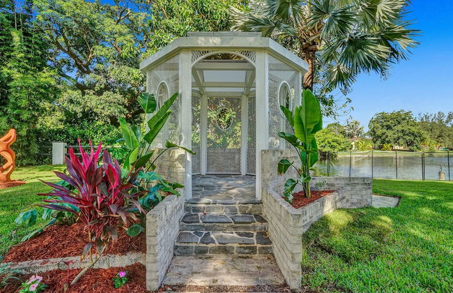 8BR Gem With Pool, Lake View & Tons of Amenities! - Foto 81