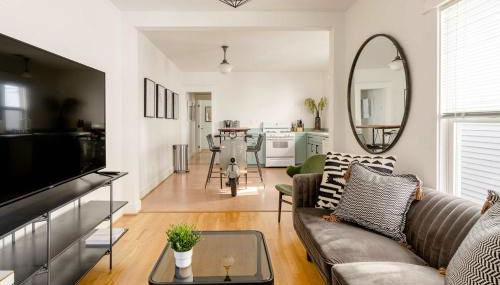 Hipster Vibe Apartment - Food Carts & Live Music - Photo 3