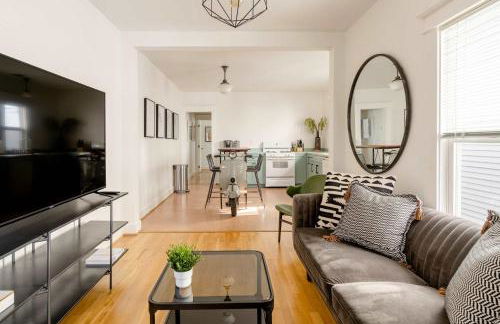 Hipster Vibe Apartment - Food Carts & Live Music - Photo 3