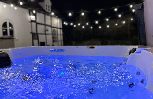 Cotswold Cheltenham, whole house with hot tub - Photo 24