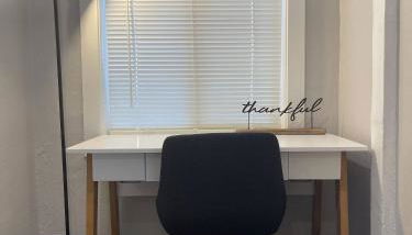 Airy Modern 2BR/2BA - Parking + Laundry + Sleep 6 - Foto 4