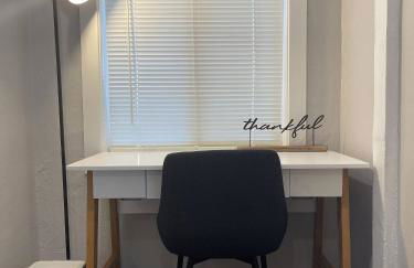 Airy Modern 2BR/2BA - Parking + Laundry + Sleep 6 - Foto 4