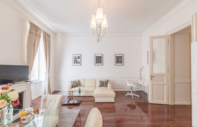 Music Academy Bedroom Suite Café Vian Apartman Kft - Photo 9