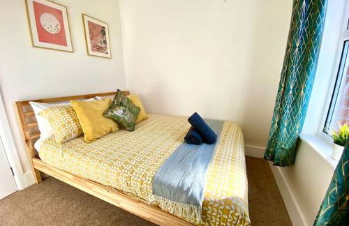 Spacious 3 Bedroom House - 5 Minutes to the nearest Beach! - Great Location - Garden - Parking - Fast WiFi - Smart TV - Newly decorated - sleeps up to 7! Close to Poole & Bournemouth & Sandbanks - Foto 6