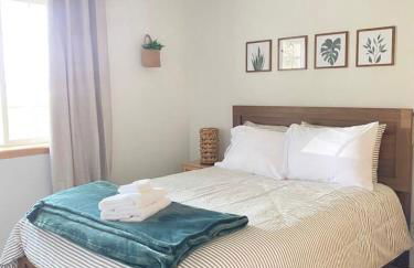 HOT TUB! King Bed-Firepitt-Near Airport& Freeway - Foto 19