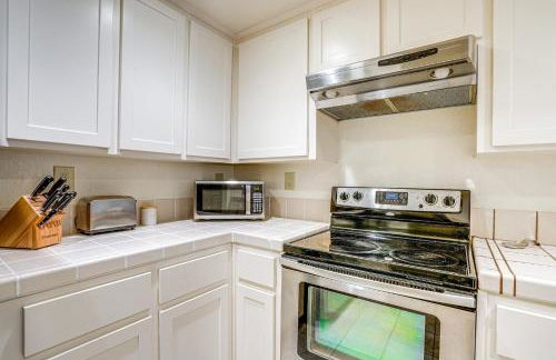 Stay and Play Bay Area Condo with Community Pool! - Foto 11