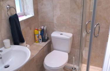 Smitten House 4 Bedroom RHYL - Photo 26