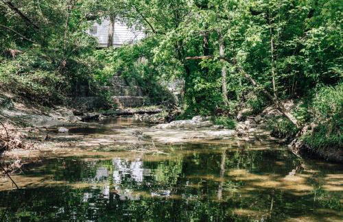 Cozy stay at Twin Treehouse in UT, Moody with Free parking - Photo 40