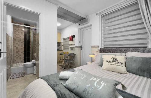 Small Studio Suite w VIP lounge access-Maerdy - Foto 1