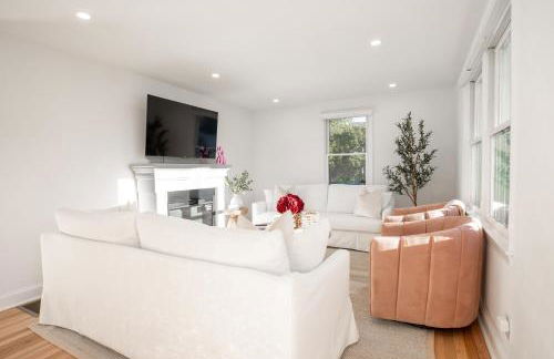 Renovated Cape Near Beach with Fire Pit - Foto 1