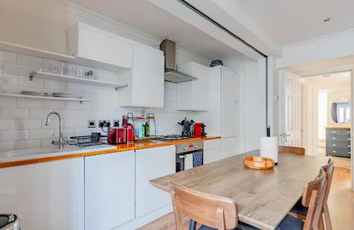 Snug 2BD Flat with Patio Heart of North London - Foto 19