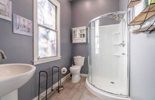 Rustic 3-Bedroom, 1.5-Bath Oasis by Downtown - Foto 13