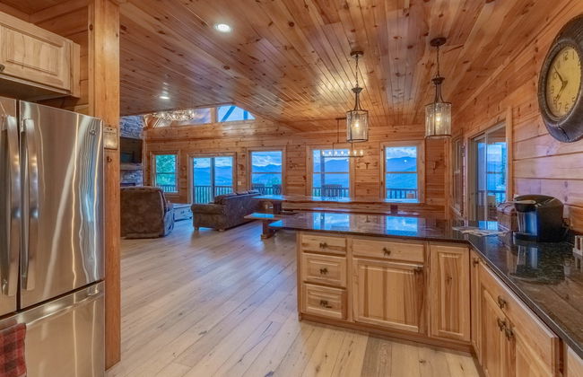 Luxury 4200 Sqft Log Cabin on 50 Acres Sleeps 16 - Foto 3