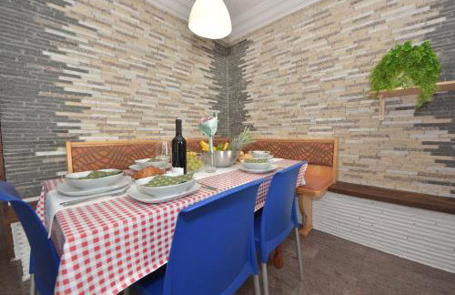 Holiday Home Seafront Escape - Happy Rentals - Photo 14