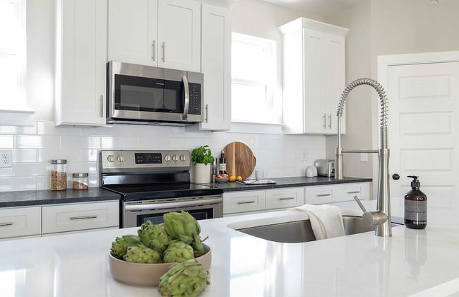 Shelton & Urban by Avantstay Sleeps 20! 2 Unit Buyout! Spacious Design - Photo 7