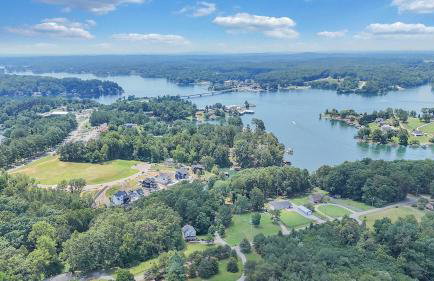 Lakefront 3BR with Dock, Fire Pit, Lawn Games, and Game Room - Foto 7